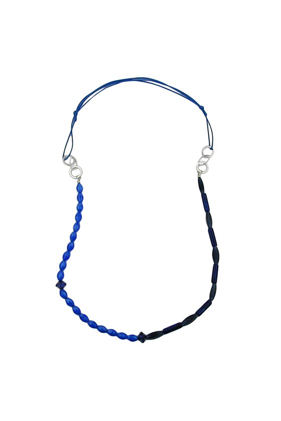 NECKLACE BLUE BEADS CHROME/ SILVER COLOURED RINGS