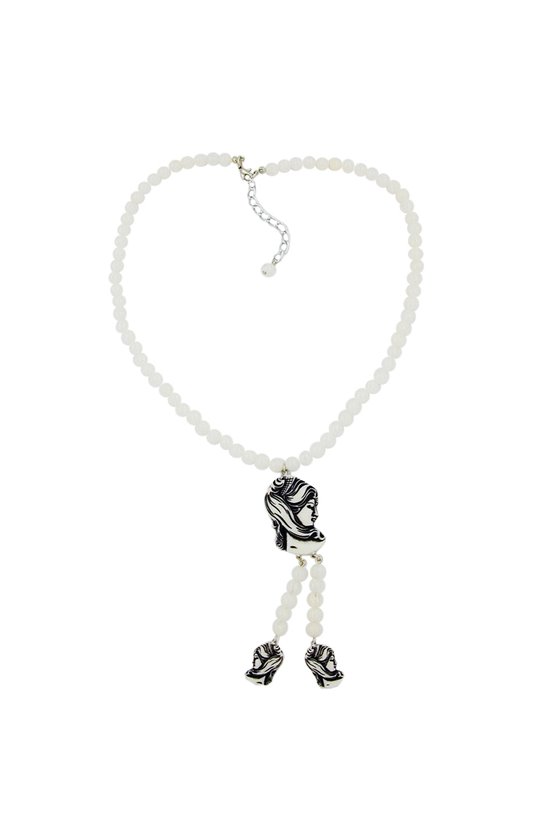 NECKLACE WHITE BEADS AND BLACK/BEIGE CAMEO