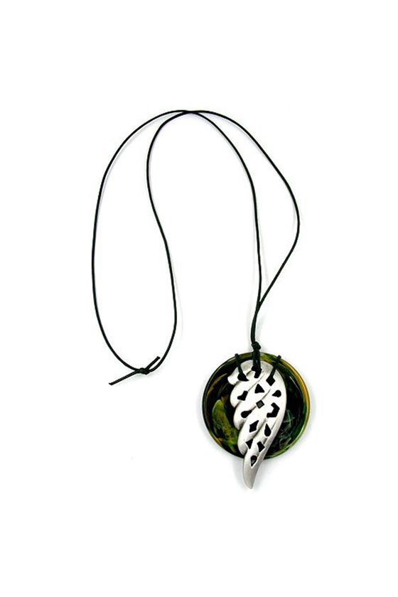 NECKLACE SILVER LEAF ON A GREEN DISK