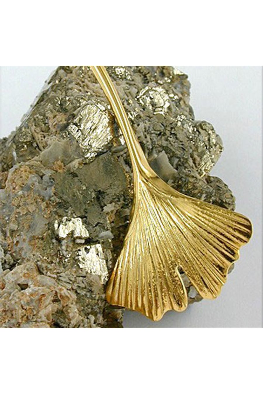 BROOCH GINKGO LEAF 8K GOLD