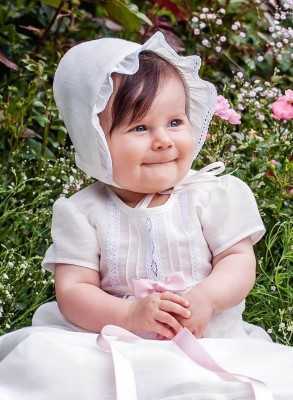 Christening gown with short sleeves, in off white linen with bonnet