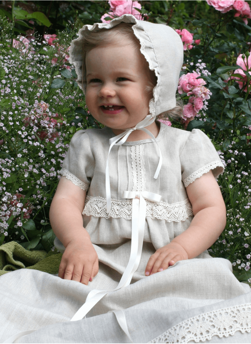 Christening gown with bonnet in linen. Grace of Sweden
