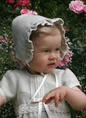 Christening bonnet in natural linen from Grace of Sweden