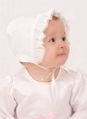 Dophätta i off white satin från grace of sweden 